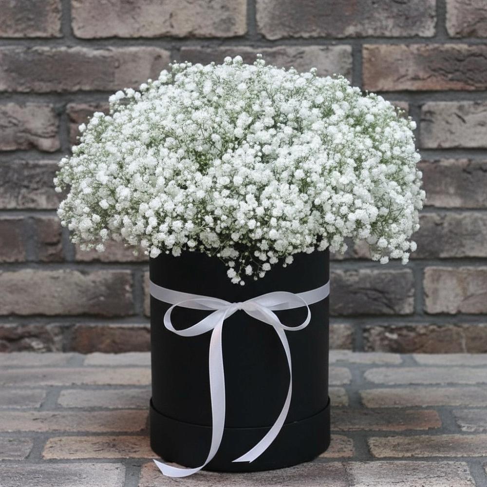 Цветочная композиция из Гипсофила в шляпной коробке в Питкяранте