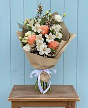 Букет цветов из:  Альстромерии, Лизиантусы, Розы и Хризантемы в Питкяранте