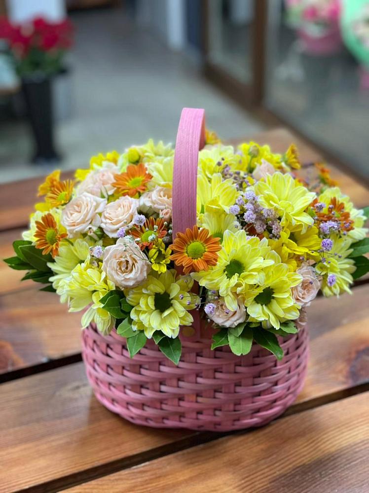 Цветочная композиция из Хризантемы и Розы в корзине в Питкяранте
