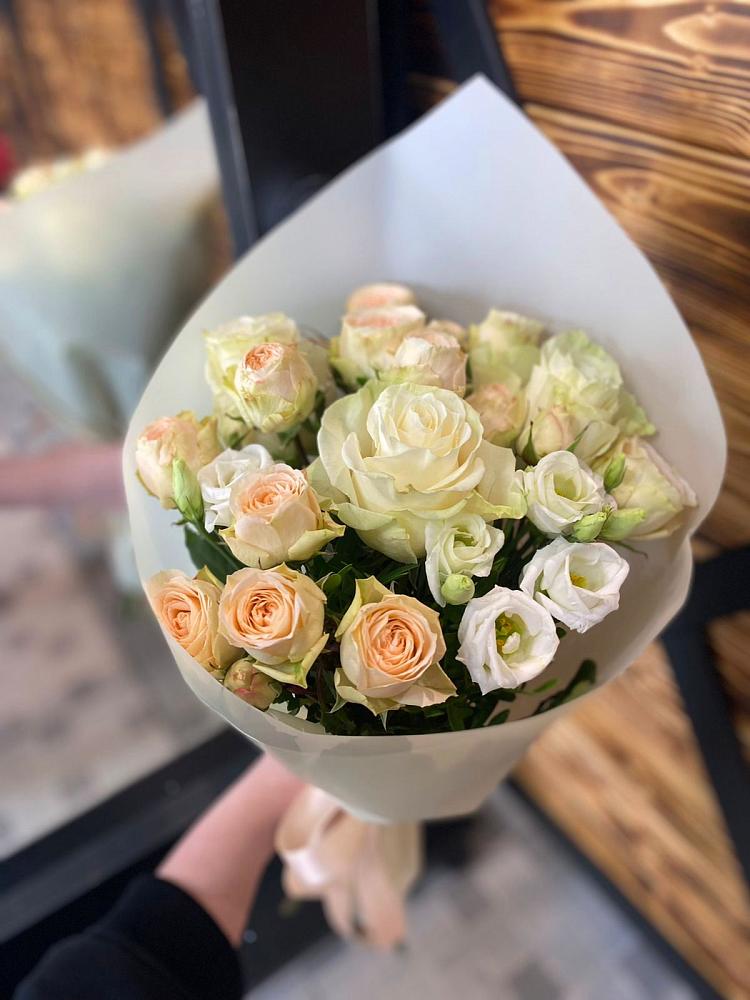 Букет цветов из: Розы и Лизиантусы в Питкяранте